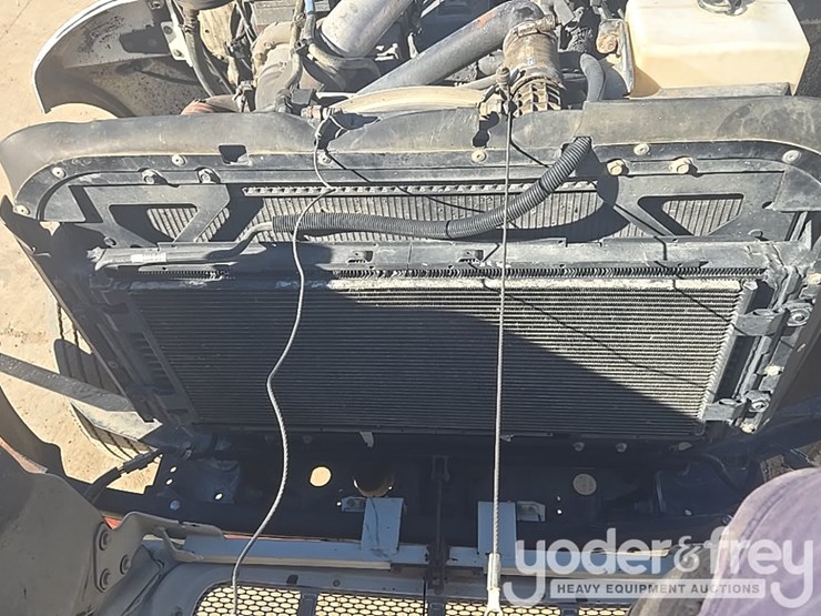 2009-peterbilt-335-image-35