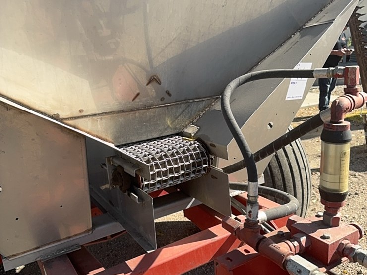 ag-–-800-stainless-steel-fertilizer-spreader,-fully-hydraulic-drive,-roll-tarp,-large-floatation-tires-￼￼-image-5