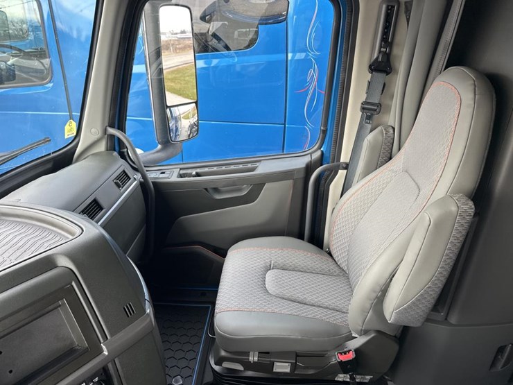 #2224-•-2025-volvo-vnl-sleeper-cab-semi-truck-tractor-image-48