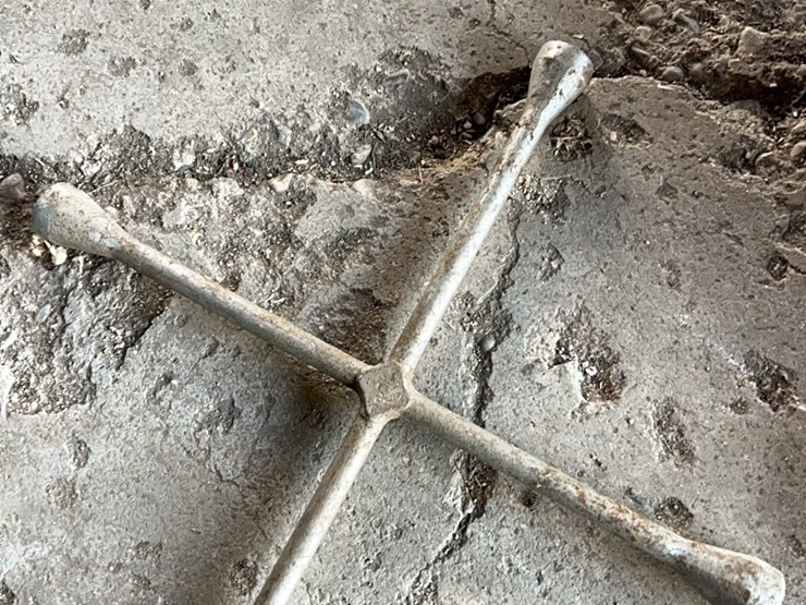 one-floor-jack,-also-three-good-hydraulic-bottle-jacks,-two-are-20-ton,-one-is-12-ton-image-10