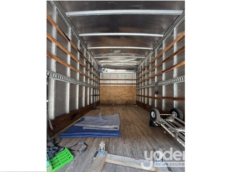 2015-isuzu-npr-image-6