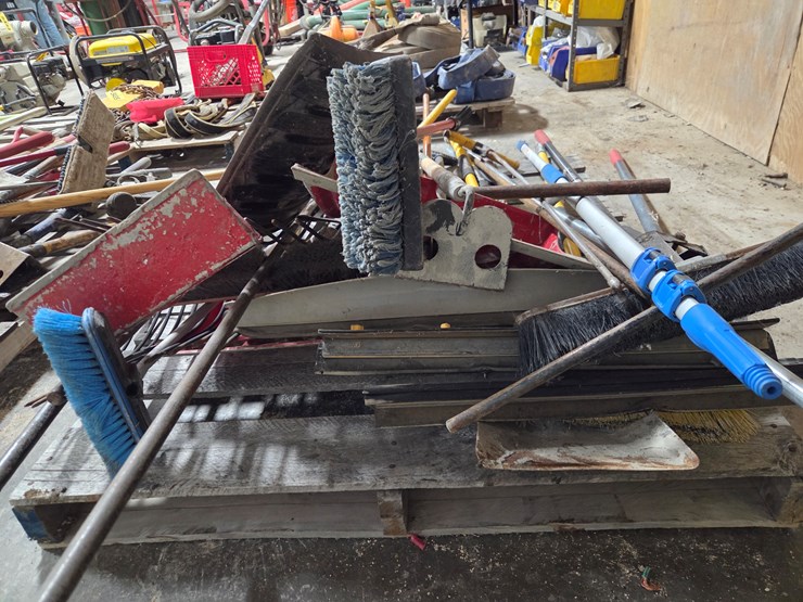 #5428-•-pallet-of-shovels,-brooms,-squeegees,-and-more-image-2