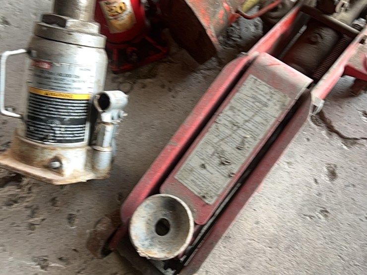 one-floor-jack,-also-three-good-hydraulic-bottle-jacks,-two-are-20-ton,-one-is-12-ton-image-9