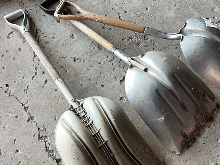 (3)-grain-shovels,-two-are-aluminum,-one-is-plastic-image-6