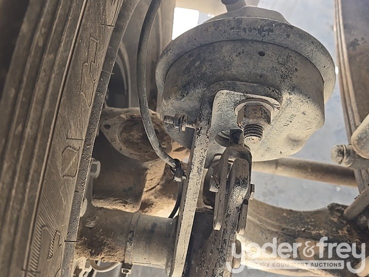 2017-freightliner-m2-106-image-22