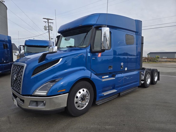 #2225-•-2024-volvo-vnl-sleeper-cab-semi-truck-tractor-image-1