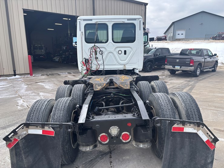 2018-freightliner-cascadia-126-image-3