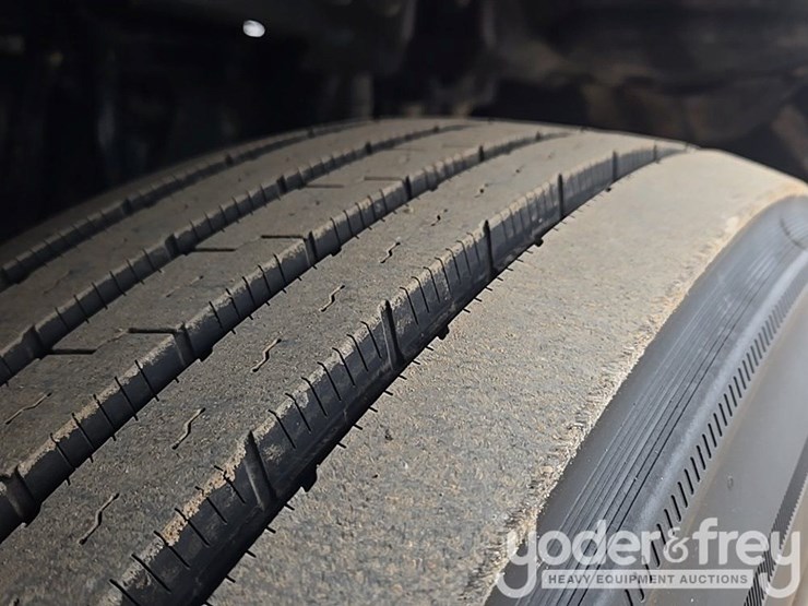 2019-peterbilt-579-image-10