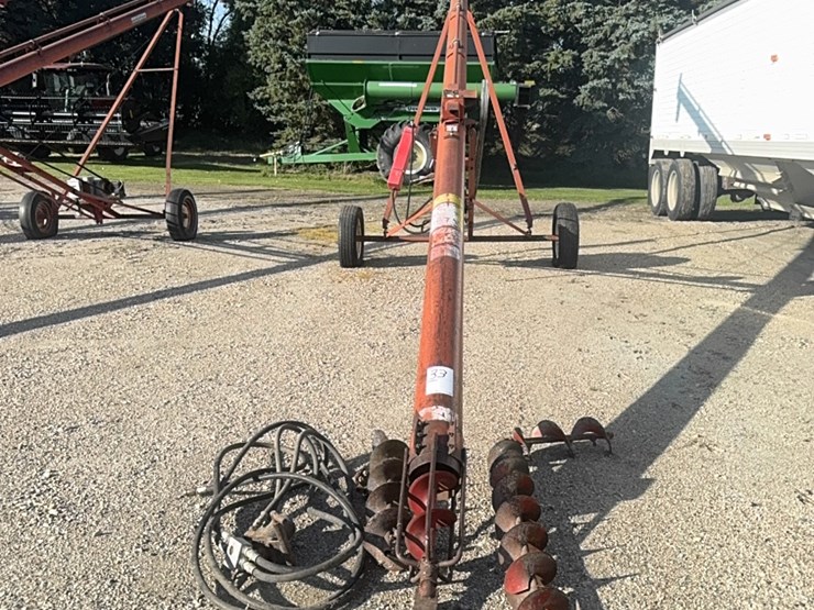 sakundiak-7–33-grain-auger-with-gas-engine-with-electric-start,-equipped-with-wheat-heart-drag-auger-image-1