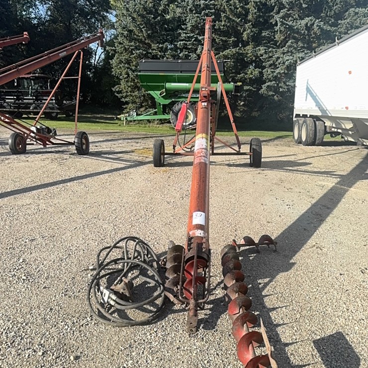 Sakundiak 7–33 grain auger with gas engine with electric start, equipped with wheat heart drag auger