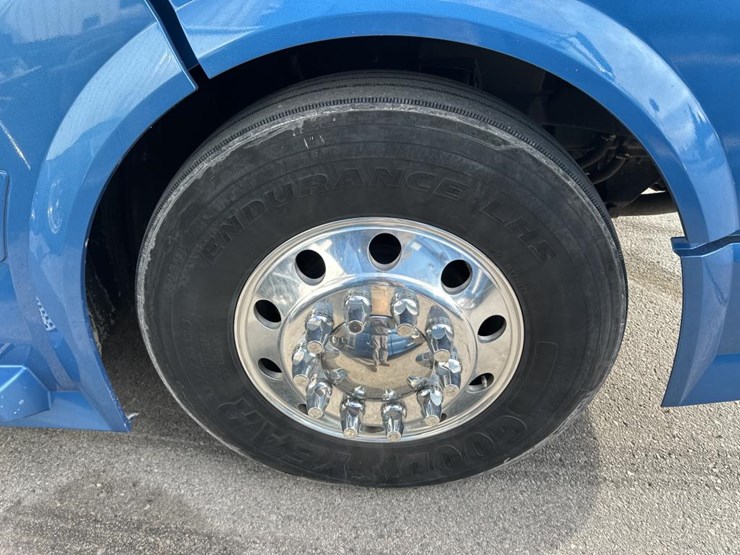 2012-volvo-10-image-64