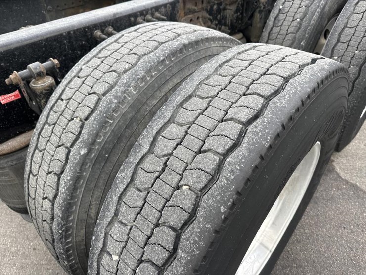 2012-volvo-10-image-61