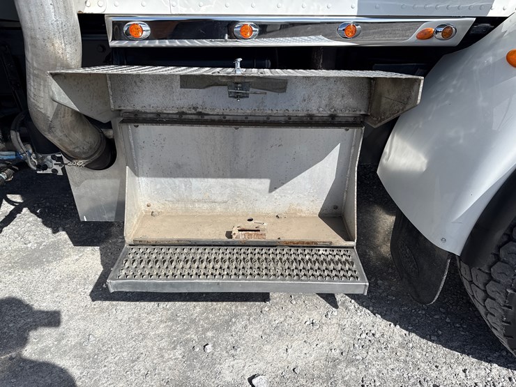 2008-peterbilt-367-image-16