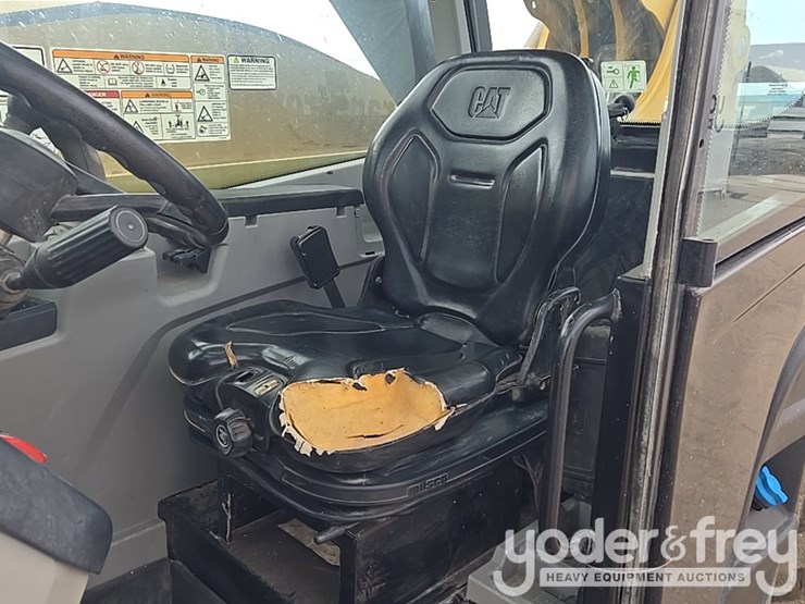 2018-caterpillar-tl1055d-image-62