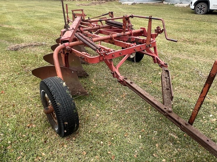 lot-16.-ih-6x14-trip-beam-plow-w/-packer-image-6