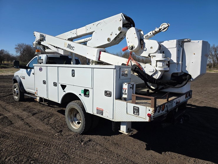 dodge-5500-bucket-truck-image-9