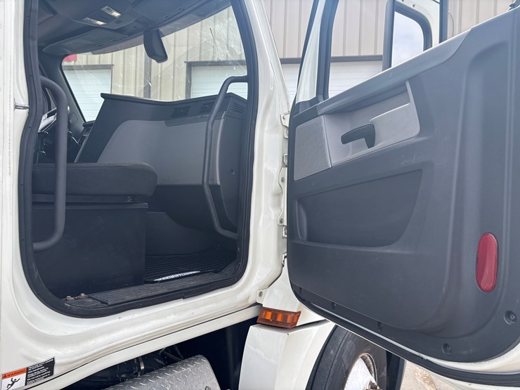 2018-freightliner-cascadia-126-image-22