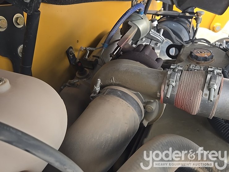 2018-caterpillar-tl1055d-image-59