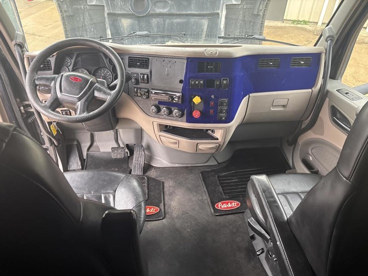 2019-peterbilt-579-image-32