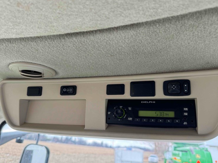 2013-john-deere-8235r-image-29