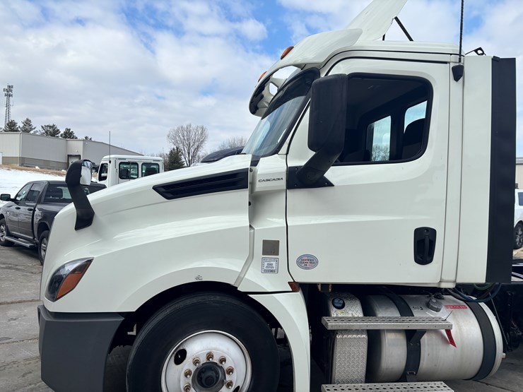 2018-freightliner-cascadia-126-image-8
