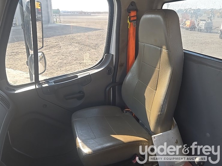 2020-freightliner-m2-106-image-61