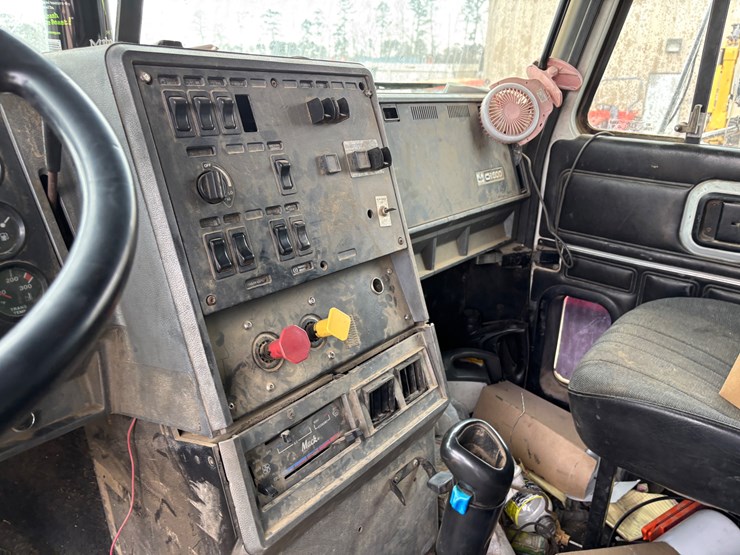 2000-mack-ch600-image-18