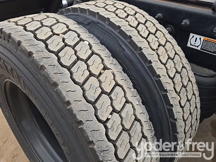 2019-peterbilt-579-image-10