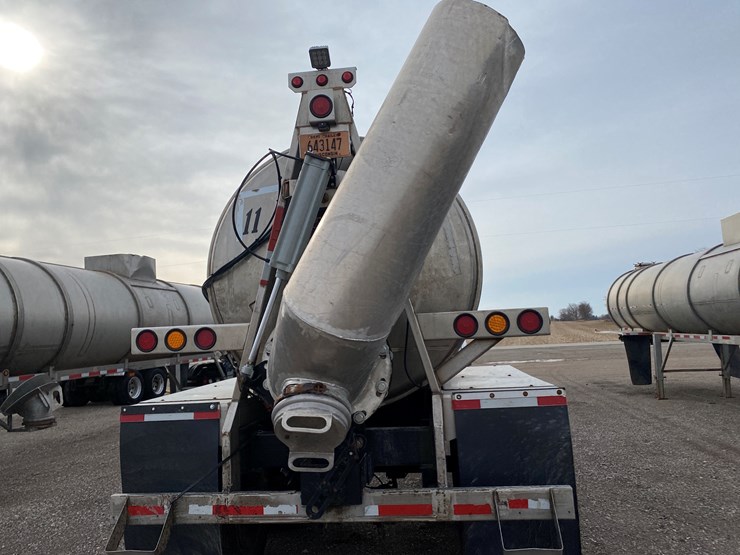 #502-•-2012-northern-8,500-gallon-semi-manure-tanker-(has-wi-title)-(waupun,-wi)-image-33