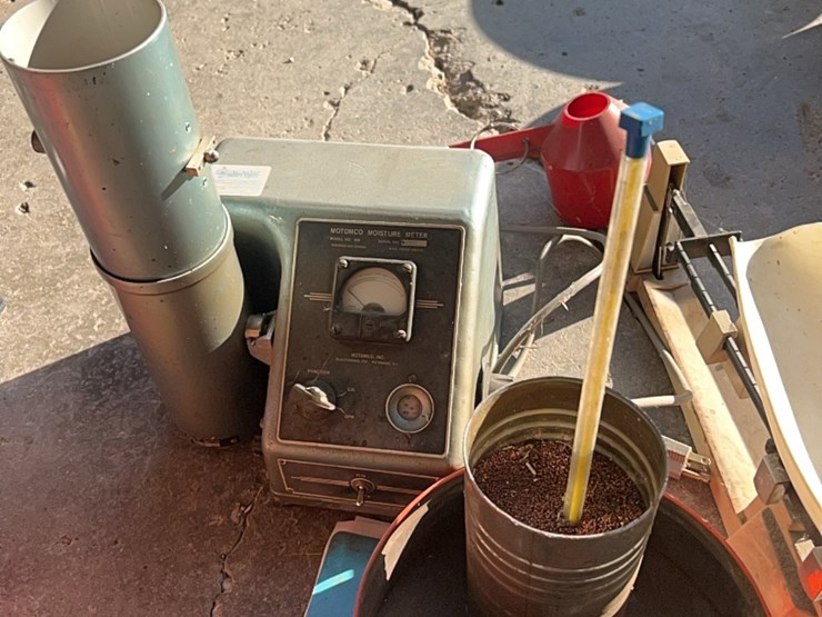 motompco-moisture-tester,-complete-unit-with-scales,-book,-cup,-thermometer-image-7