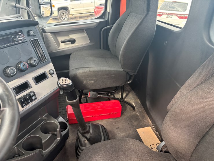 2018-freightliner-cascadia-126-image-36