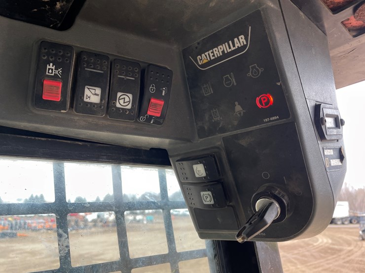 caterpillar-247-image-37