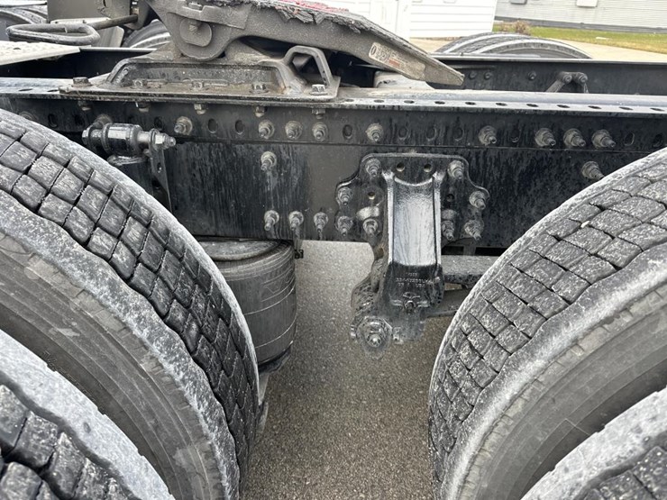 #2224-•-2025-volvo-vnl-sleeper-cab-semi-truck-tractor-image-36