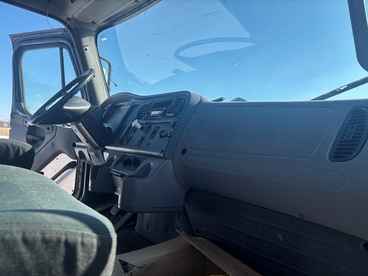 #2294-•-2013-freightliner-m2-flatbed-truck-image-30