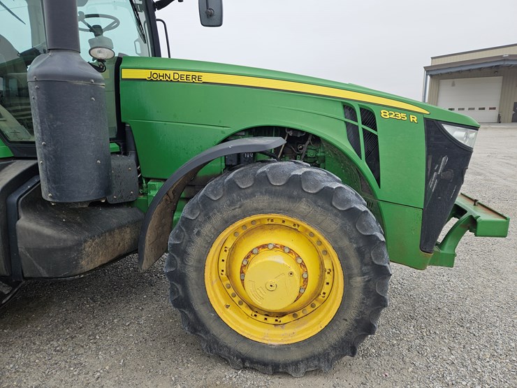 2011-john-deere-8235r-image-19