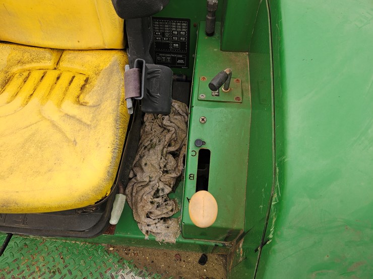 2014-john-deere-6105d-image-6