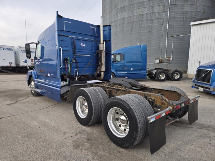 2003-volvo-10-image-3