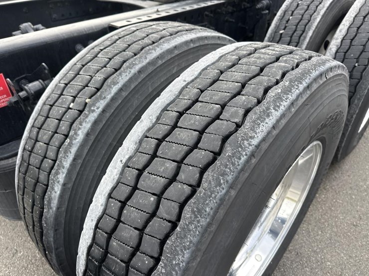 #2224-•-2025-volvo-vnl-sleeper-cab-semi-truck-tractor-image-62