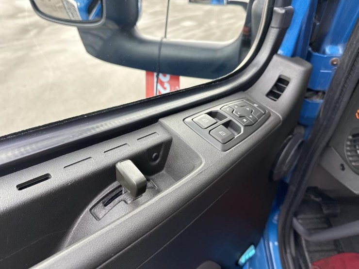 #2226-•-2024-volvo-vnl-sleeper-cab-semi-truck-tractor-image-42