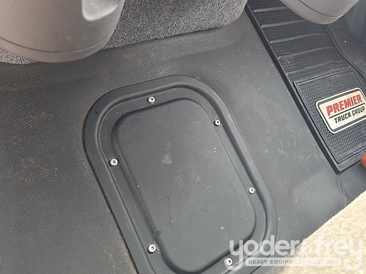 2021-freightliner-m2-106-image-125