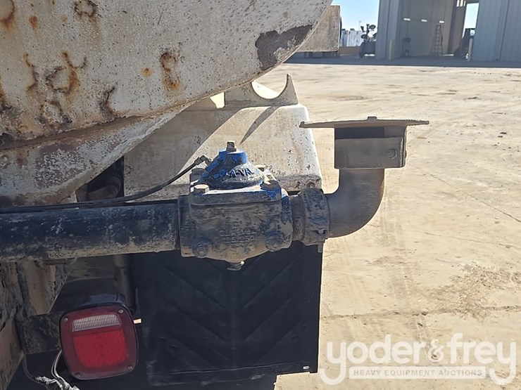 2017-freightliner-m2-106-image-54