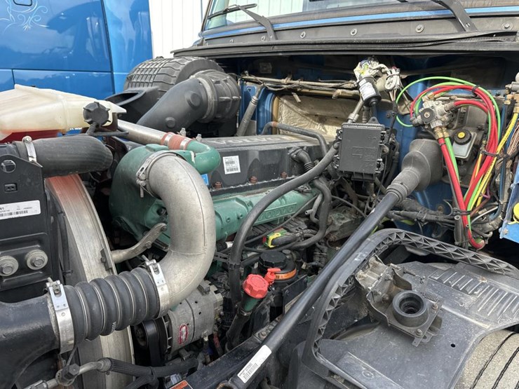 2012-volvo-10-image-28