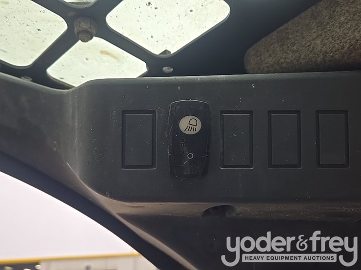 2021-deere-317g-image-65