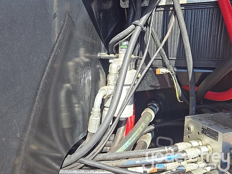 2017-jlg-600aj-image-45