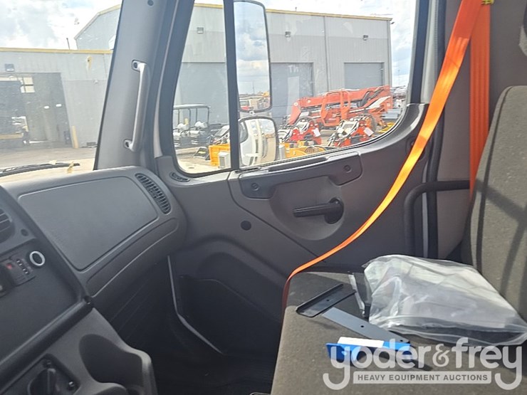 2021-freightliner-m2-106-image-112