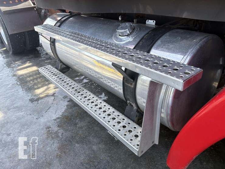 2004-freightliner-columbia-112-image-9