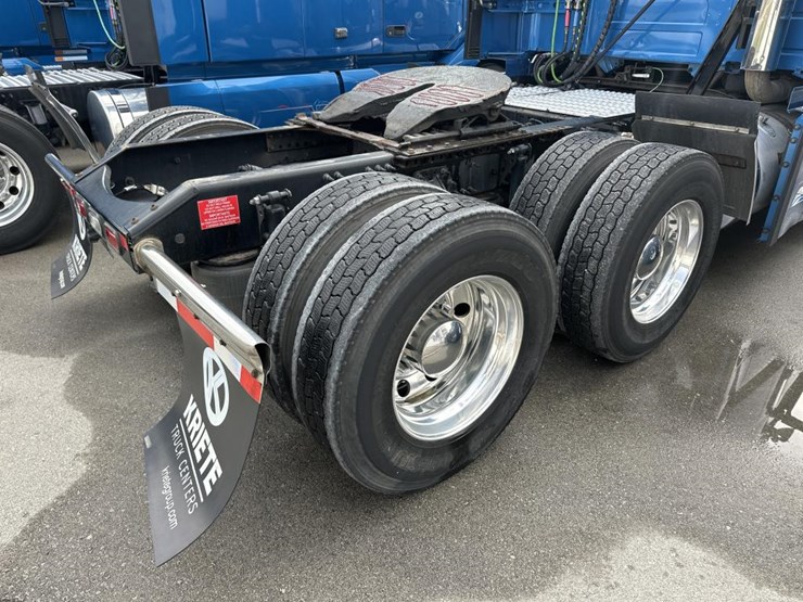 2022-volvo-10-image-16