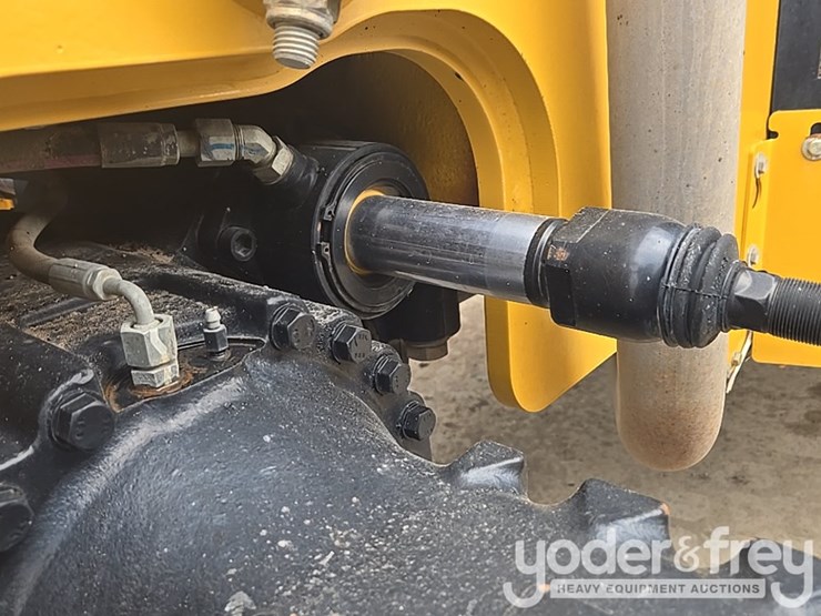 2018-caterpillar-tl1055d-image-15