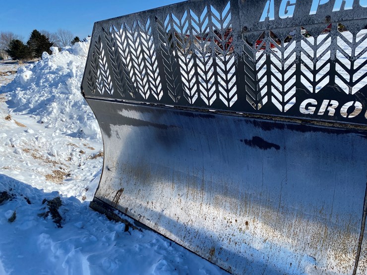 2011-new-holland-390-image-41