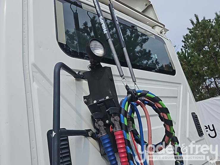 2017-international-8600-image-16